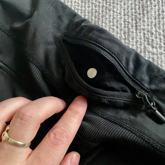 Lululemon crops, reflective & pockets 🍋 - Picture 3 of 5